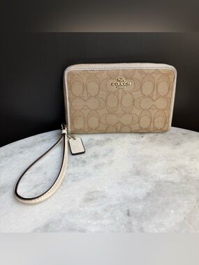 Coach Signature Zip Around Cell Phone Wristlet with hang tag 🤍